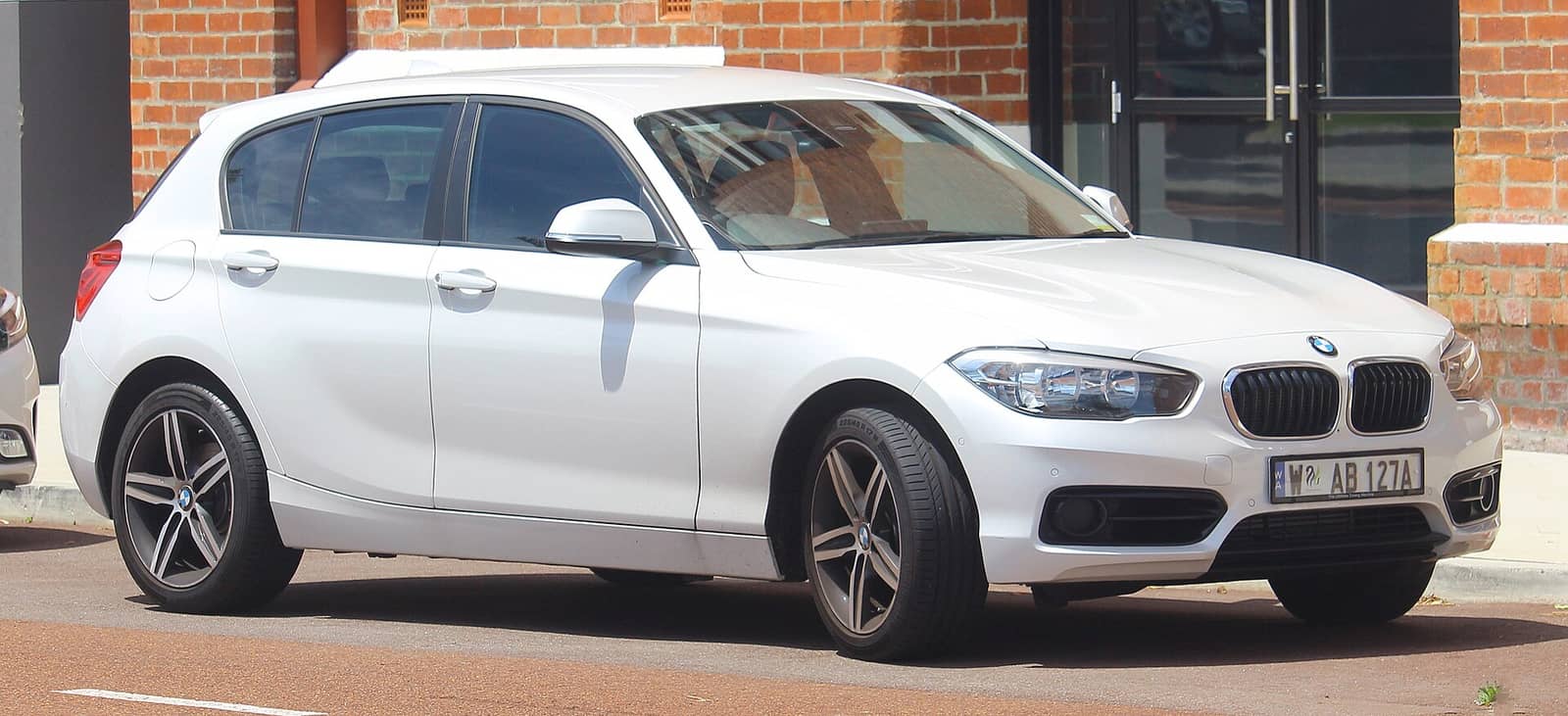 White BMW 118d, front three-quarter view