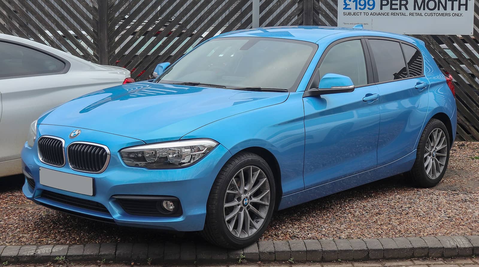 Blue BMW 118i SE, front three-quarter view